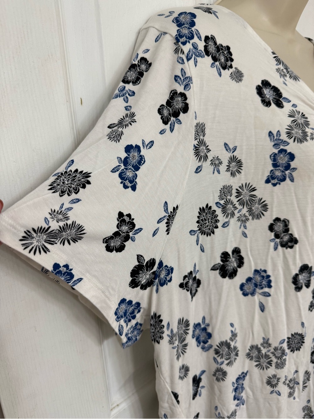 Lane Bryant White Blue Floral Keyhole Tunic Top - Picture 7 of 10